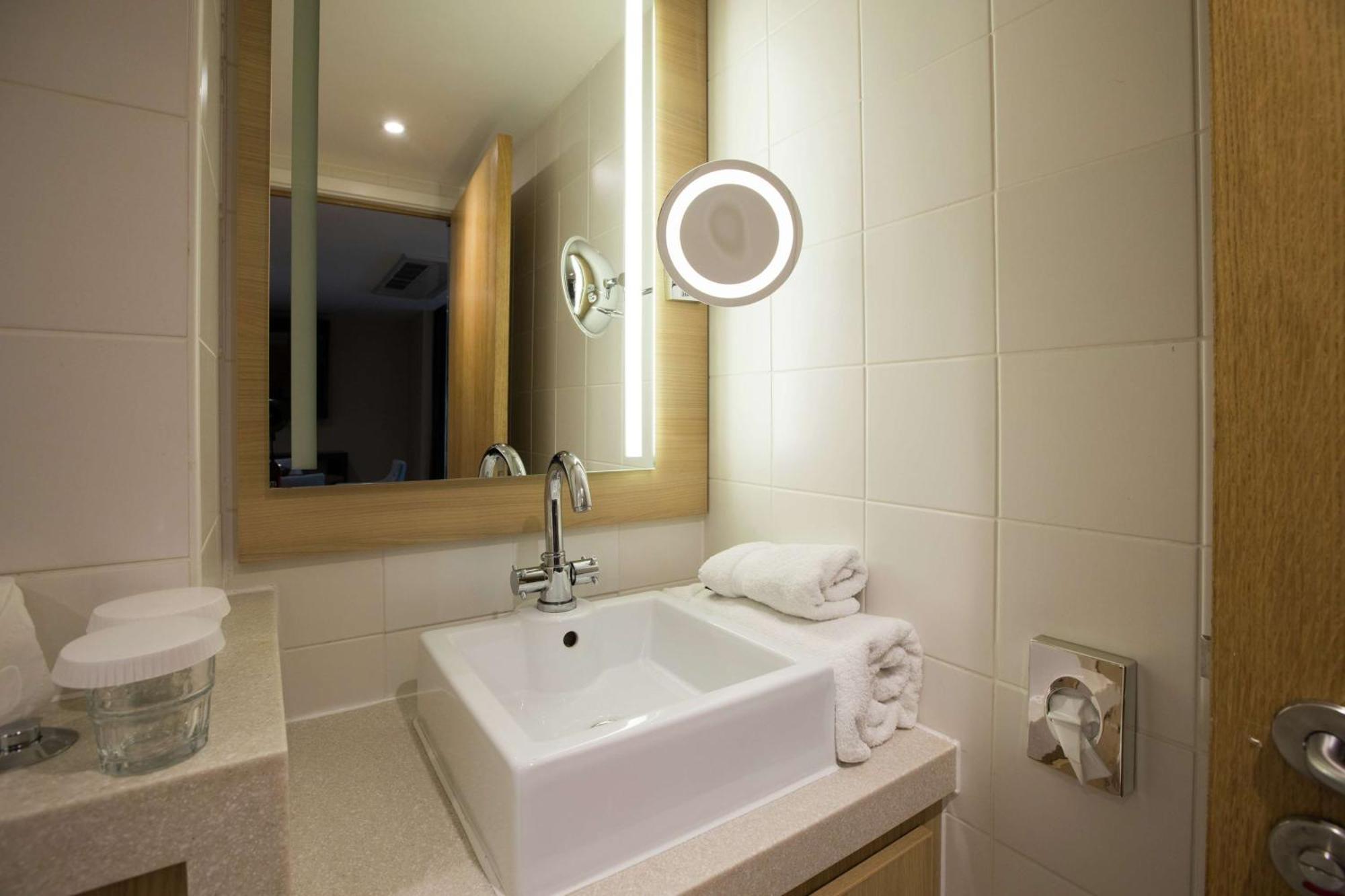 Hotel Doubletree By Hilton Coventry Building Society Arena Esterno foto